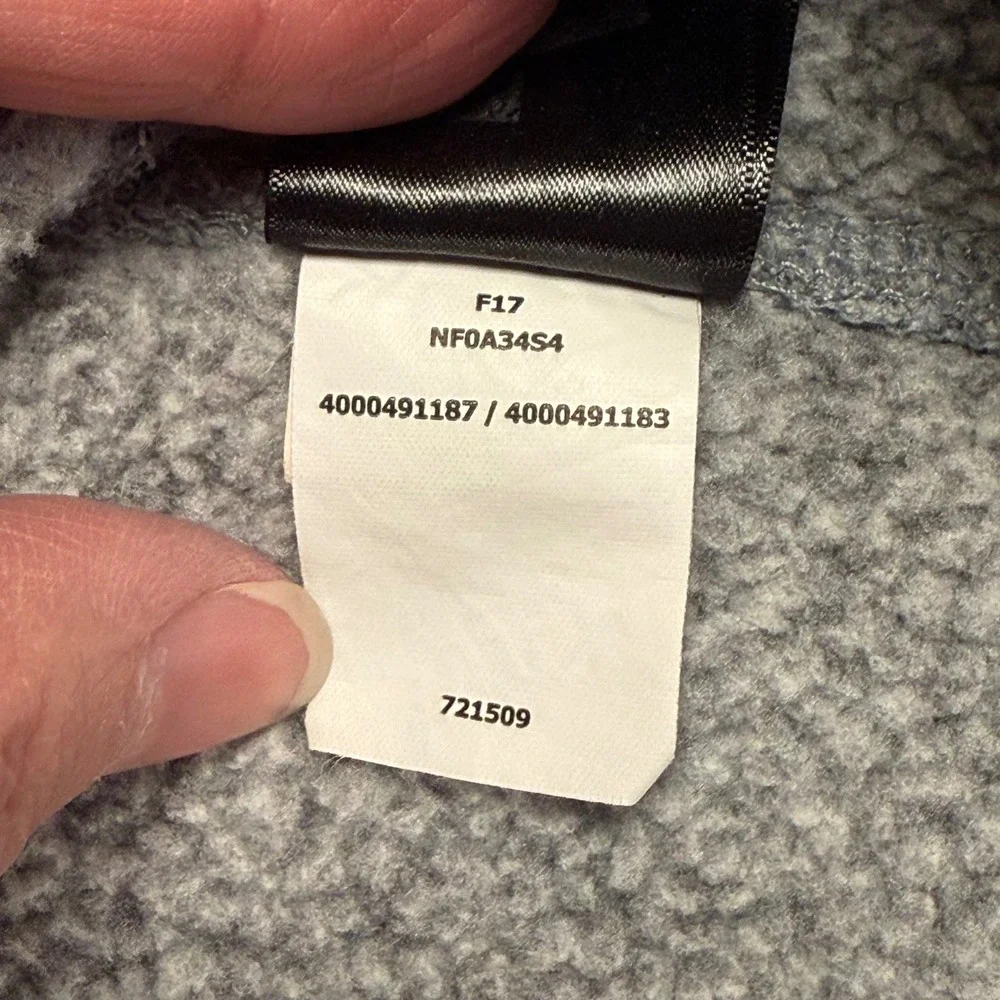 The North Face Boys Gray 1/4 Zip Pullover Fleece Jacket Medium‎ TNF
